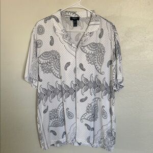Forever 21 Men's Monochrome Paisley Button Down Shirt
